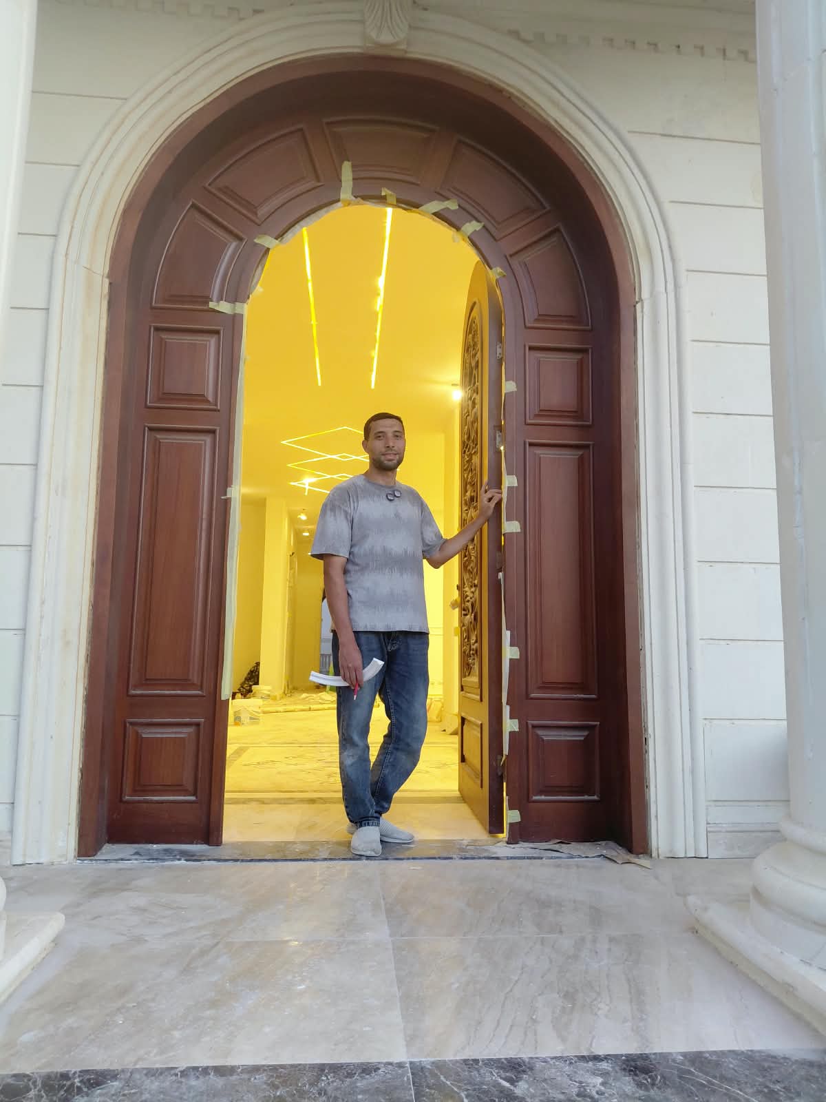 مهندس بصمة ديكور أثناء المعاينة والتخطيط